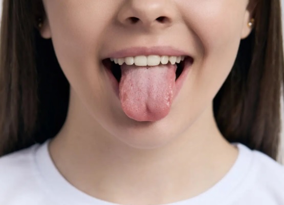 Jakie są objawy alarmowe towarzyszące bólowi przy pleśniawkach w jamie ustnej?