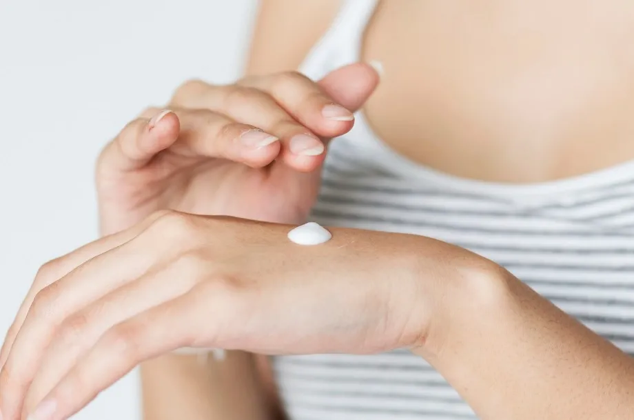 Czy regularne stosowanie emolientów zmniejsza nasilenie objawów AZS?