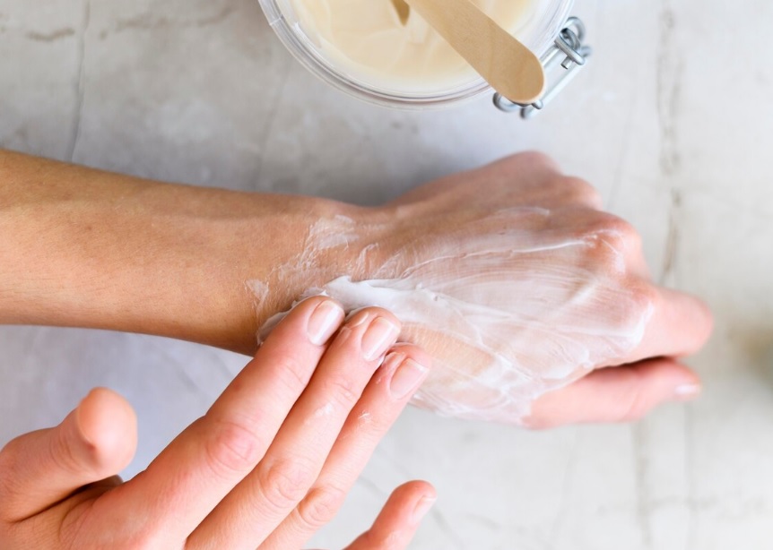 Jak emolienty wspierają odbudowę bariery lipidowej przy AZS?