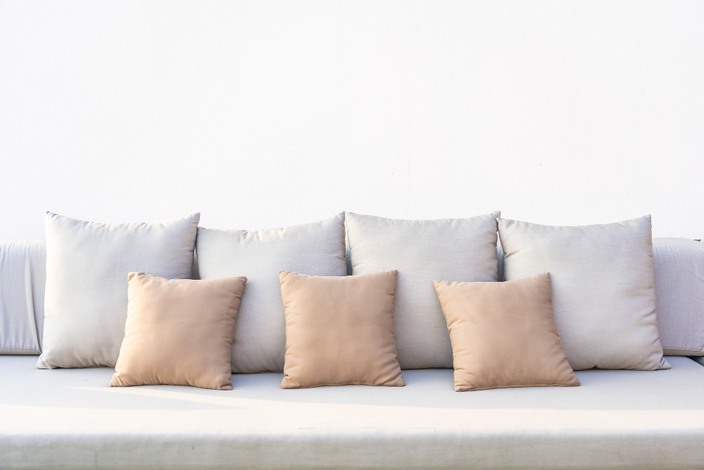 Czy sofy modułowe mogą zastąpić tradycyjne łóżko w kawalerce?