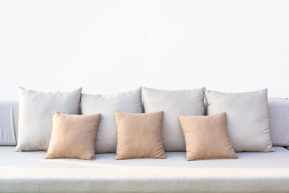 Jakie kolory i materiały sprawiają, że sofa modułowa nie przytłacza małego pomieszczenia?