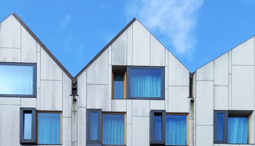 Dlaczego kantówka okienna z drewna klejonego to najlepszy wybór?