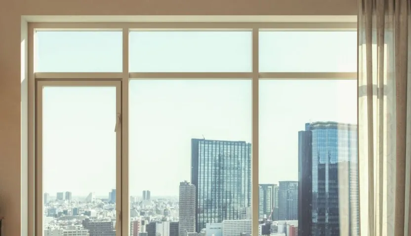 Czym różni się kantówka okienna z drewna klejonego od litego drewna?